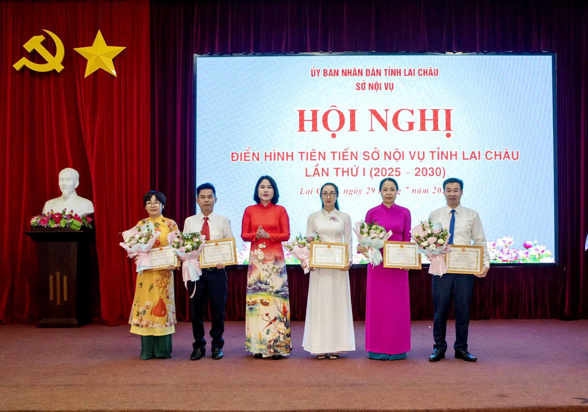 Đồng chí Đào Thị Lan Anh - Giám đốc Sở Nội vụ tặng Giấy khen cho các tập thể, cá nhân có thành tích tiêu biểu, xuất sắc, điển hình trong học tập và làm theo tư tưởng, đạo đức, phong cách Hồ Chí Minh giai đoạn 2016 - 2025.