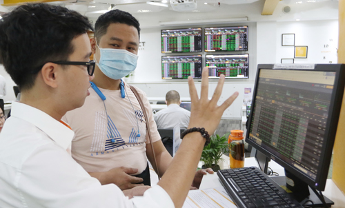 Gli investitori stranieri attendono un miglioramento del mercato azionario vietnamita - Immagine 1.