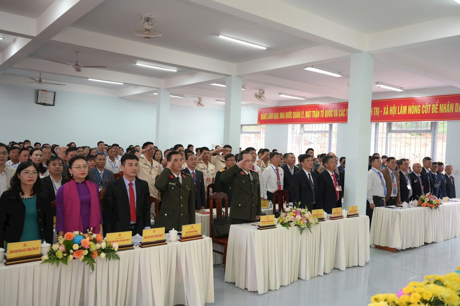 Các đại biểu thực hiện nghi thức chào cờ