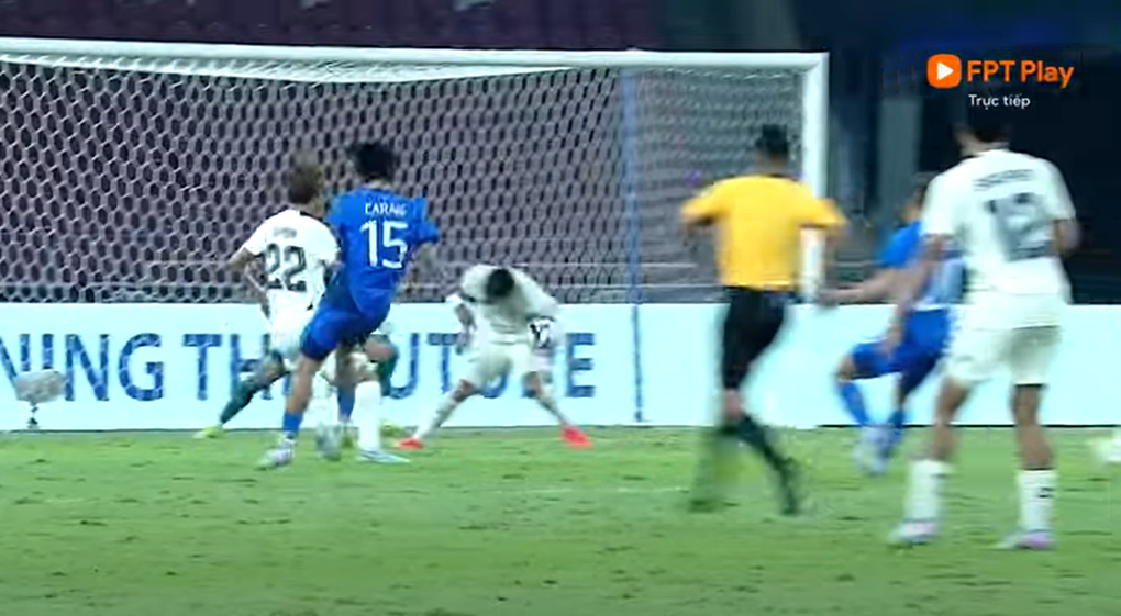 U23 Thái Lan thoát phạt đền nhạy cảm, cổ động viên gọi tên VAR - 1