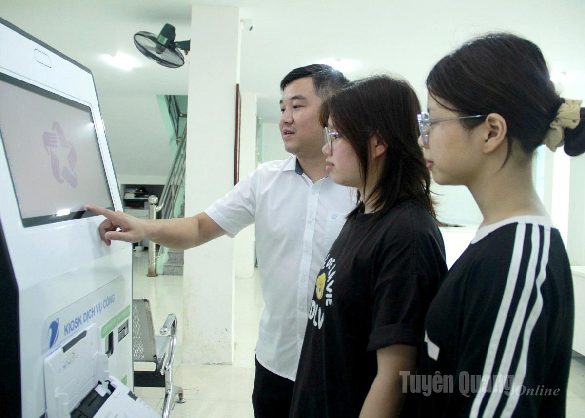 Cán bộ Trung tâm Phục vụ hành chính công tỉnh Tuyên Quang (cơ sở 2) hướng dẫn người dân nộp hồ sơ trực tuyến. Ảnh: An Giang