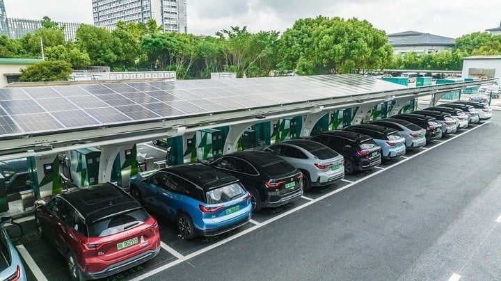 Trạm sạc hai chiều lớn nhất Trung Quốc có thể đồng thời cung cấp điện từ 50 xe điện vào lưới điện. (Nguồn: Xinhua)