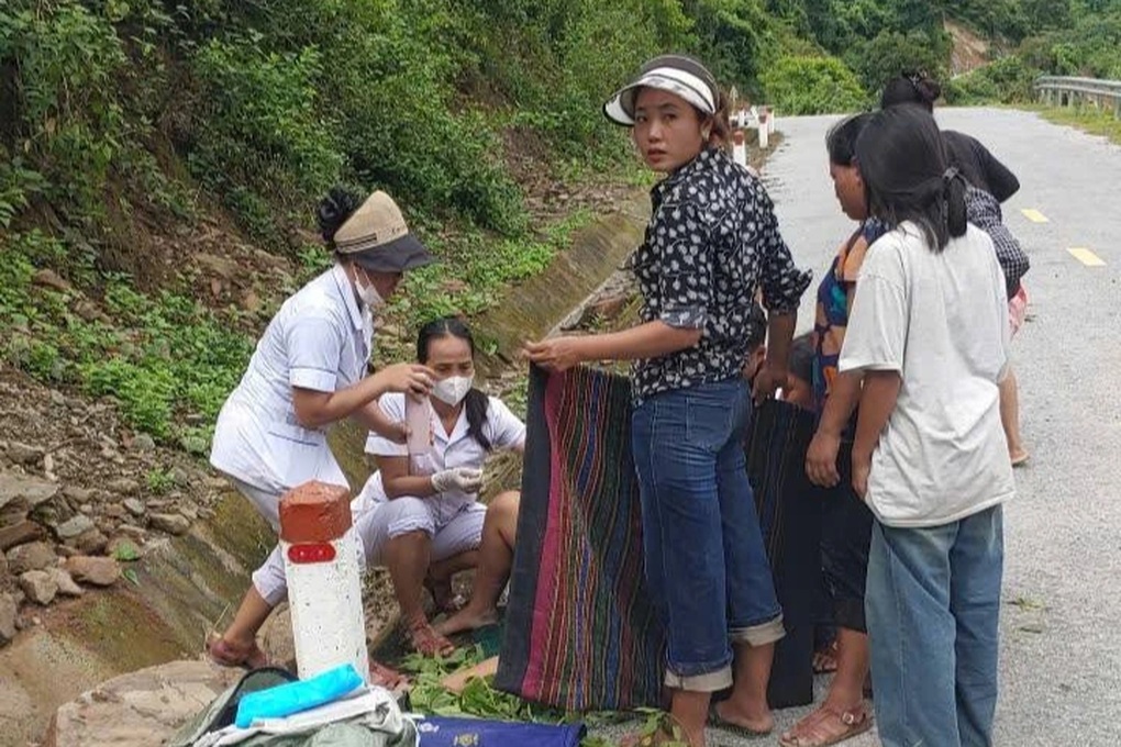 Giây phút nghẹt thở hỗ trợ sản phụ vùng lũ sinh con trên đường - 2