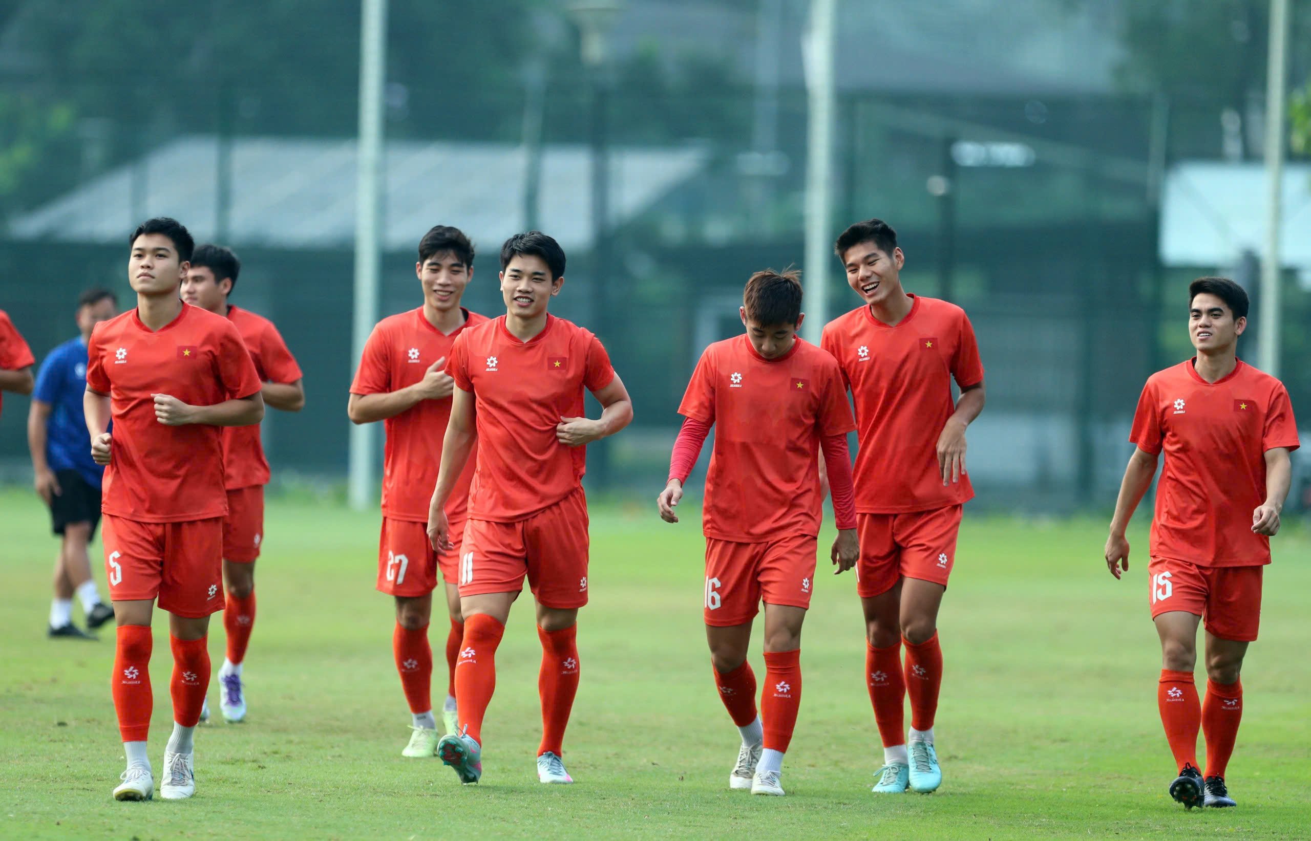Nóng: U.23 Việt Nam bị ‘đột nhập’ buổi tập kín, ông Kim mời ra ngoài người lạ trên nóc nhà- Ảnh 7.