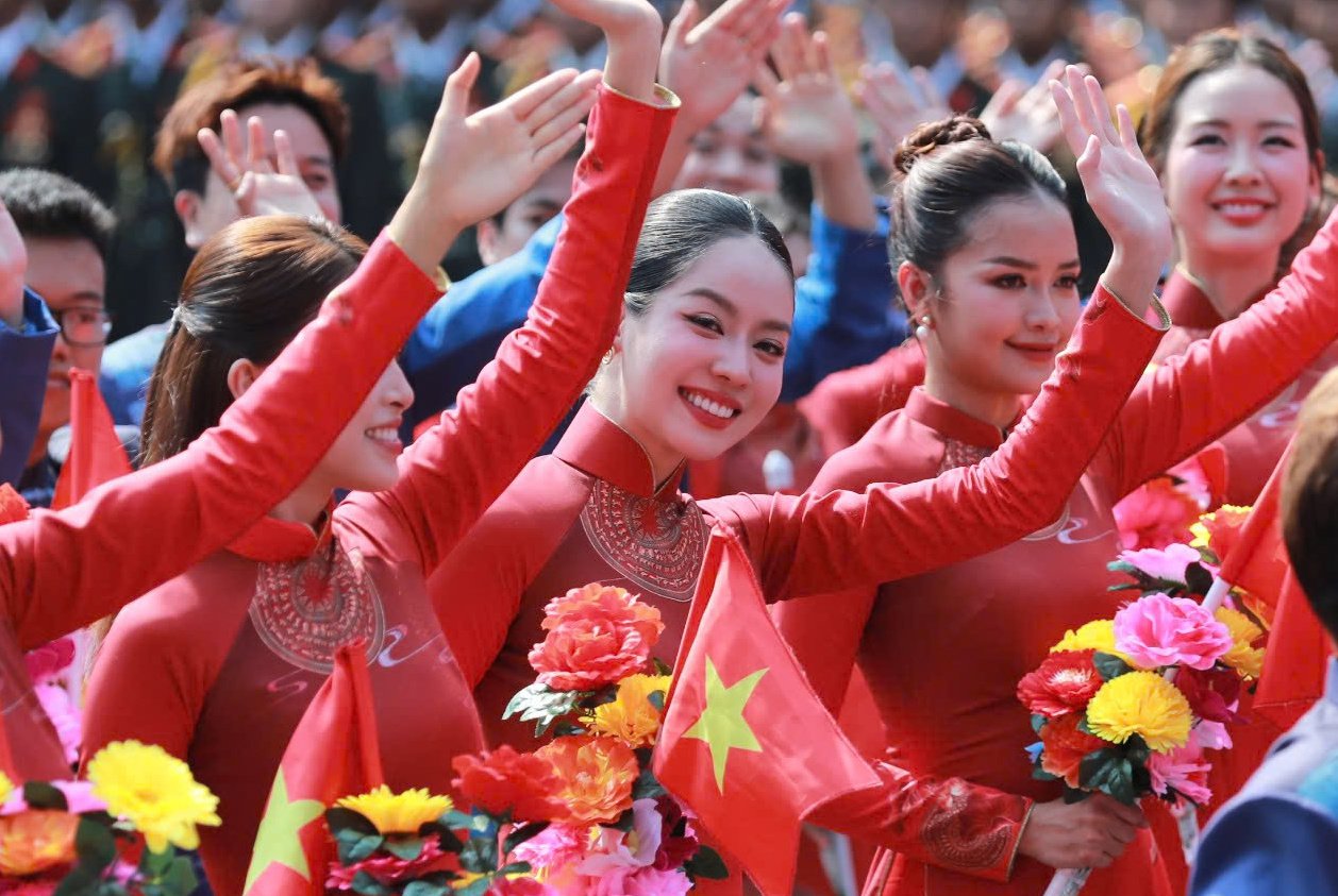 Khoảnh khắc ấn tượng của NSND Thoại Miêu, NSƯT Kim Tử Long tại lễ diễu hành 30.4- Ảnh 6.