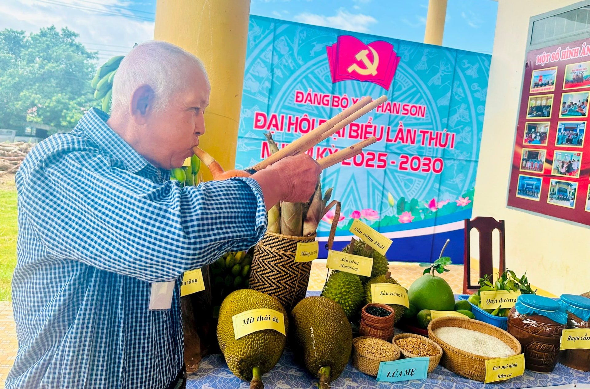 Đại biểu tham dự đại hội giới thiệu nét văn hóa tại địa phương