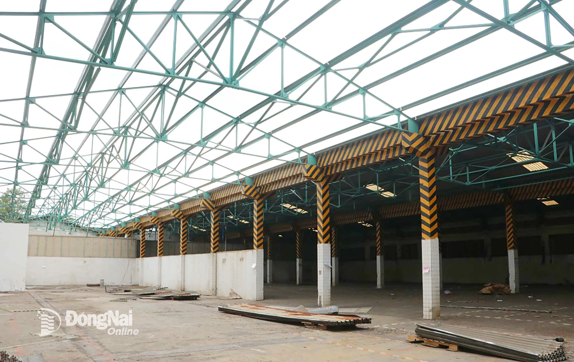 Dona Newtower Food and Beverage Joint Stock Company, Road No. 3, Bien Hoa 1 Industrial Park, Tran Bien Ward is also urgently relocating assets and factories to hand over the site. Photo: Pham Tung