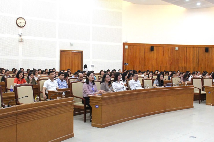 Hơn 3.600 cán bộ, giáo viên của 4 phường Long Biên, Bồ Đề, Việt Hưng, Phúc Lợi được bồi dưỡng chính trị hè năm 2025- Ảnh 1.