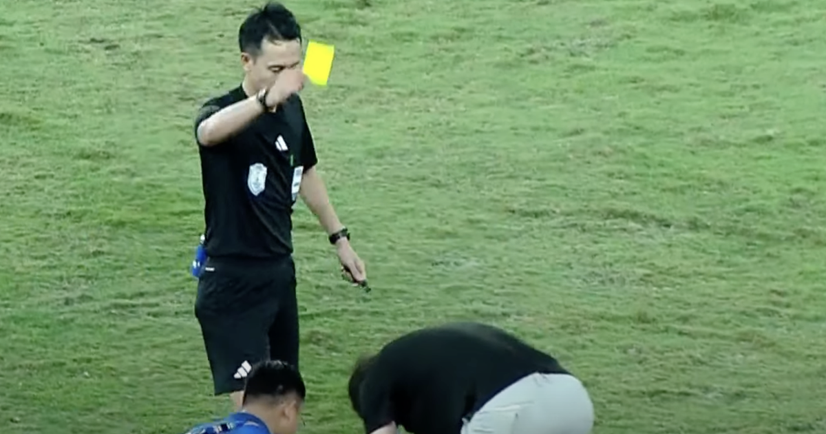 Có hành động 'lạ' với trọng tài, HLV Kim Sang-sik khiến khán giả không nhịn được cười