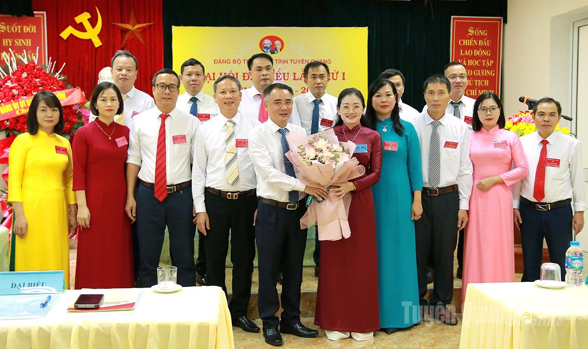 Đồng chí Vũ Thị Minh Hạnh, Phó Bí thư chuyên trách Đảng uỷ UBND tỉnh tặng hoa, chúc mừng Ban Chấp hành Đảng bộ Thống kê tỉnh, nhiệm kỳ 2025-2030. Ảnh: Kim Ngọc