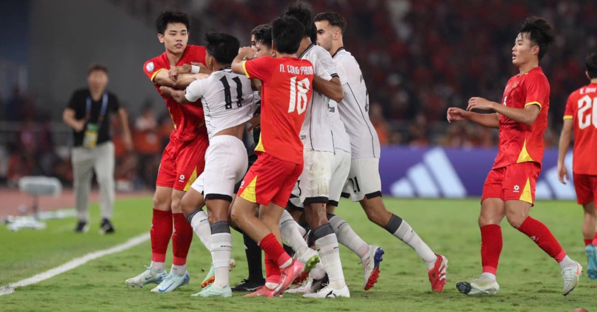 Video: Dinh Bac has a fierce collision with U23 Indonesian players