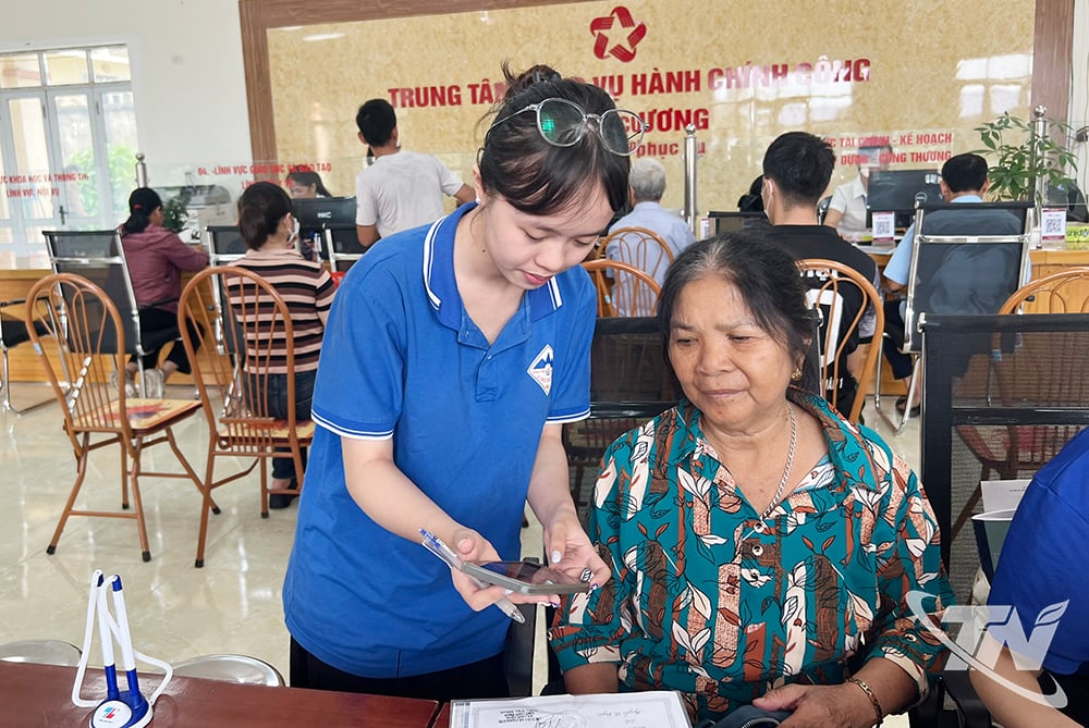 Thanh niên tình nguyện hướng dẫn người dân, trong đó có nhiều người cao tuổi thực hiện cập nhật thông tin, giải quyết các thủ tục hành chính.