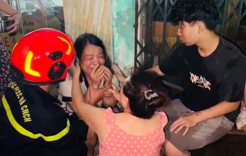 1 chiến sỹ Công an bị thương khi cùng đồng đội chữa cháy, cứu 5 người thoát nạn trong đêm -0
