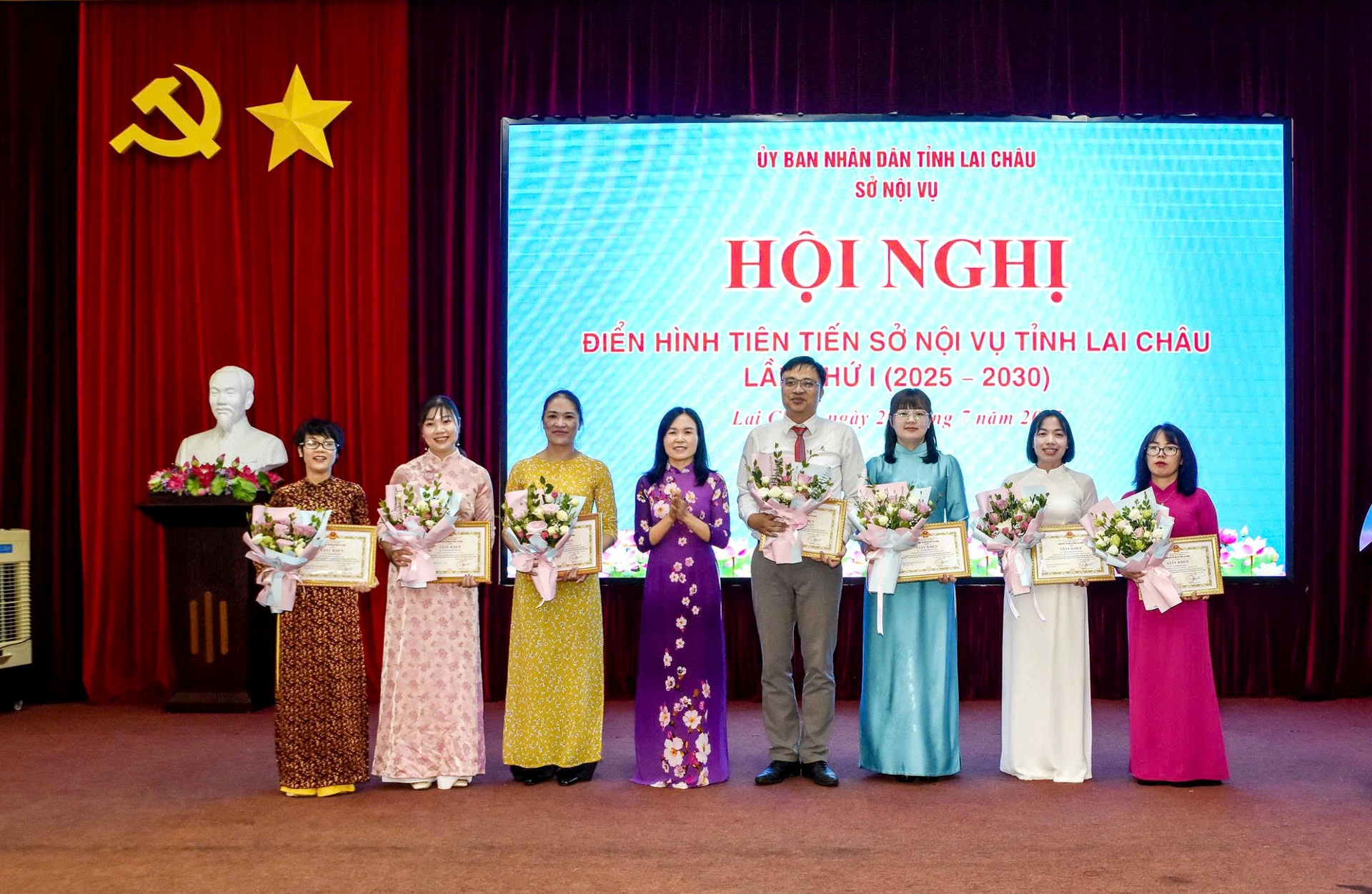 Đồng chí Nguyễn Thị Thủy - Phó Giám đốc Sở Nội vụ tặng Giấy khen cho các cá nhân 