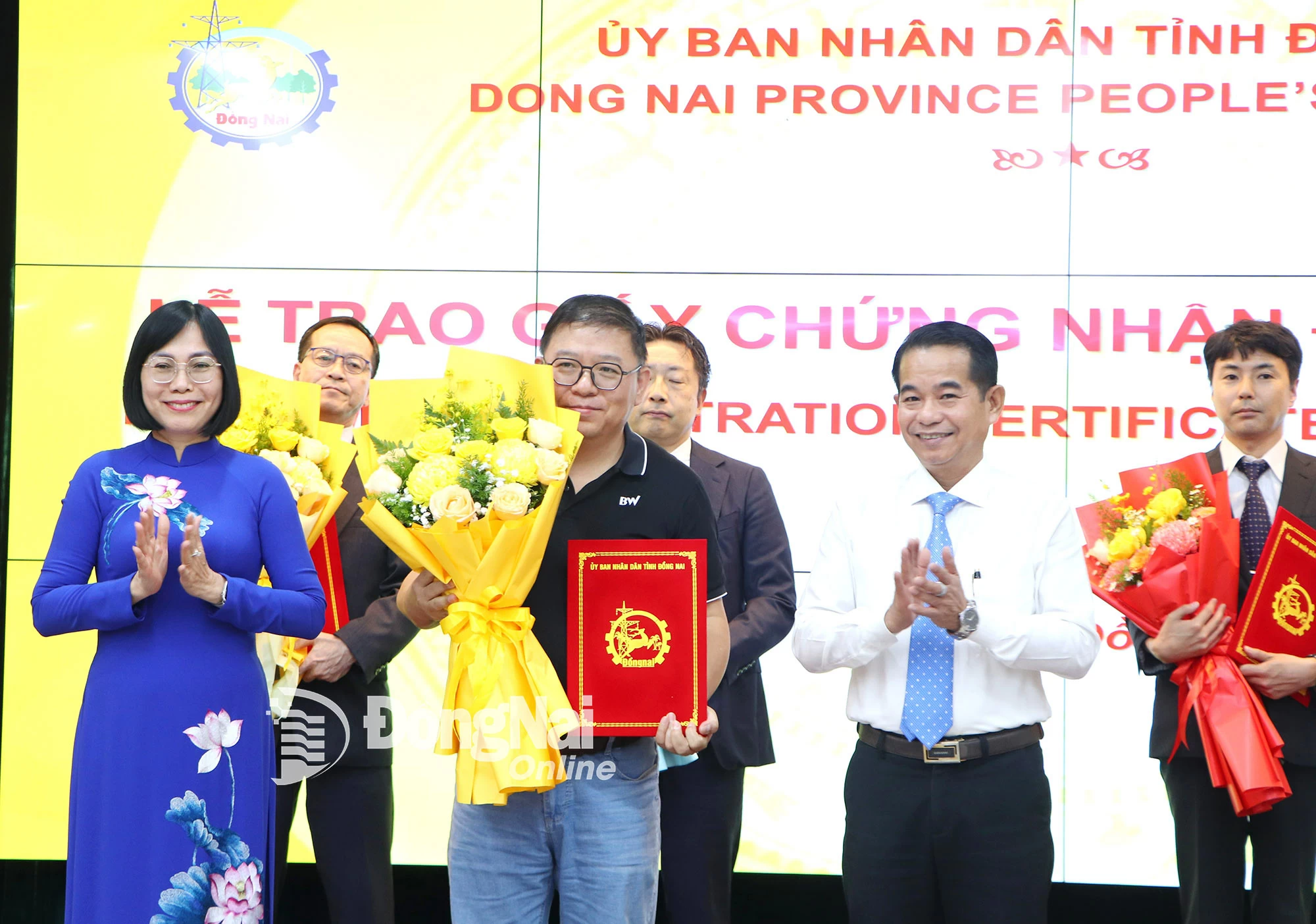 Đồng chí Thái Bảo, Phó Bí thư Tỉnh ủy, Trưởng ban Tổ chức Tỉnh ủy, Bí thư Đảng ủy các cơ quan Đảng tỉnh và đồng chí Nguyễn Thị Hoàng, Tỉnh ủy viên, Phó Chủ tịch UBND tỉnh trao giấy chứng nhận đầu tư cho doanh nghiệp FDI đầu năm 2025.

