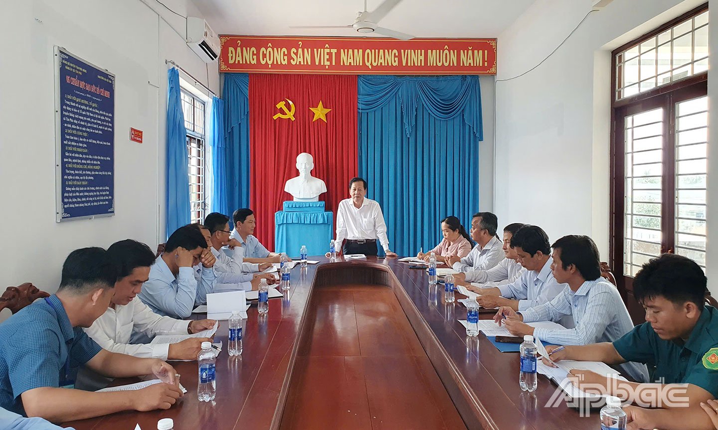 Đồng chí Phan Văn Hợp làm việc xã Tân Thới