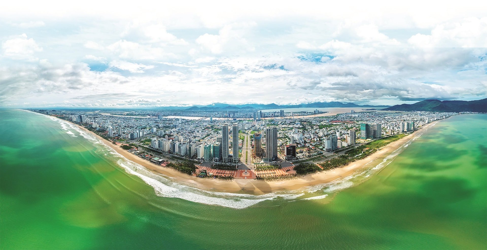 Thành phố Đà Nẵng nhìn từ biển. Ảnh: NGUYỄN SANH QUỐC HUY