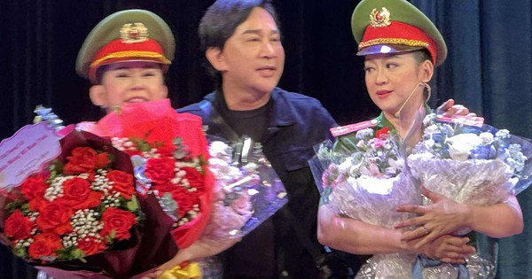 Meritorious Artist Kim Tu Long appeared backstage, fully supporting Binh Tinh and Mai Ka.