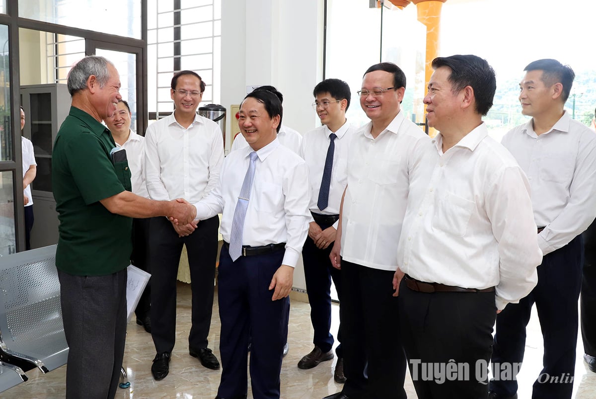 Le secrétaire provincial du Parti, Hau A Lenh, a rendu visite aux personnes se rendant au siège de la commune de Tan Trao pour effectuer des démarches administratives. Photo : Van Nghi