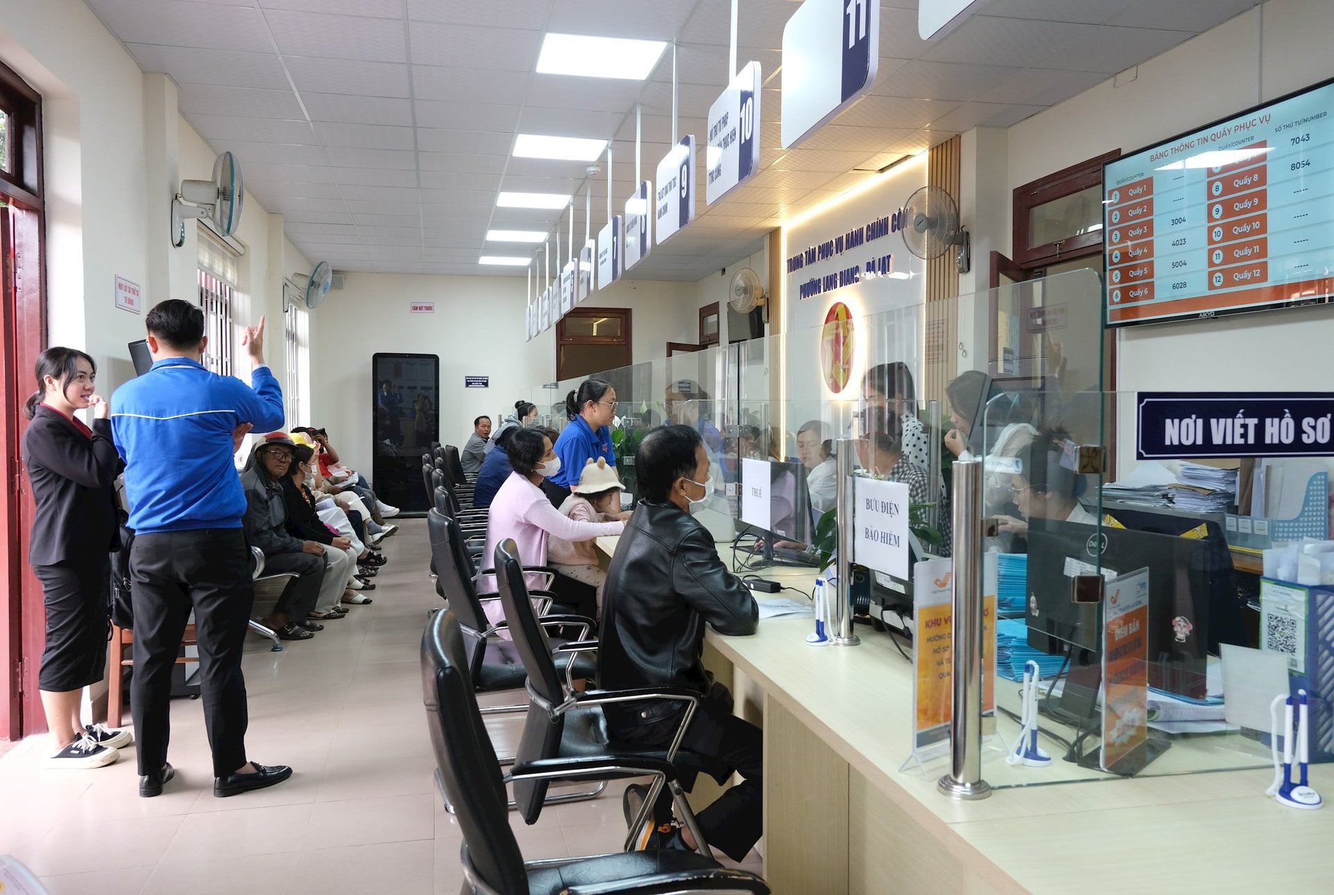 Trung tâm Phục vụ hành chính công các xã, phường có đông người dân đến thực hiện thủ tục hành chính ngay từ những ngày đầu hoạt động