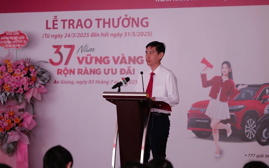 Agribank trao Giải Đặc biệt 01 ô tô cho khách hàng may mắn trong chương trình “37 năm vững vàng - Rộn ràng ưu đãi”- Ảnh 2.