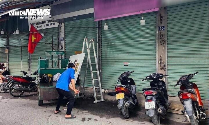 Thời gian qua, hàng loạt tiểu thương chợ Ninh Hiệp đồng loạt đóng cửa gian hàng. (Ảnh: Minh Đức)