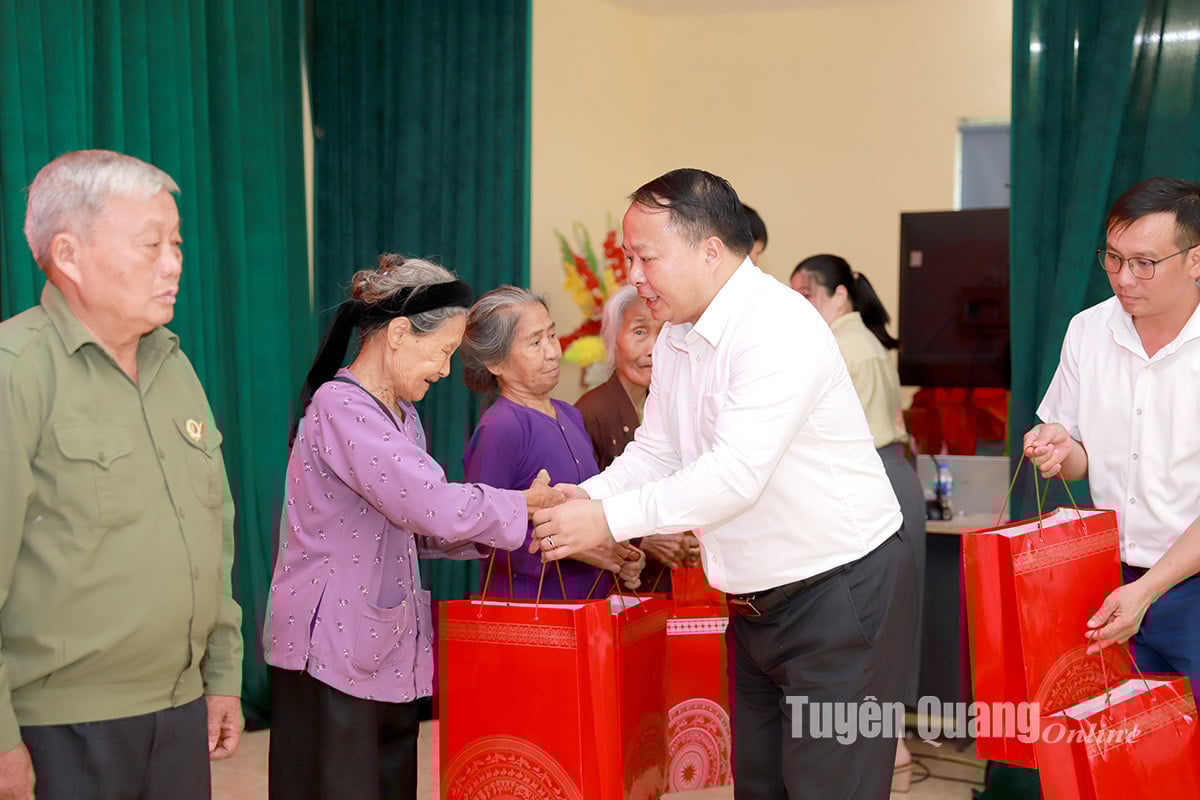 Chủ tịch UBND tỉnh Phan Huy Ngọc tặng quà các gia đình chính sách của xã Thái Bình.