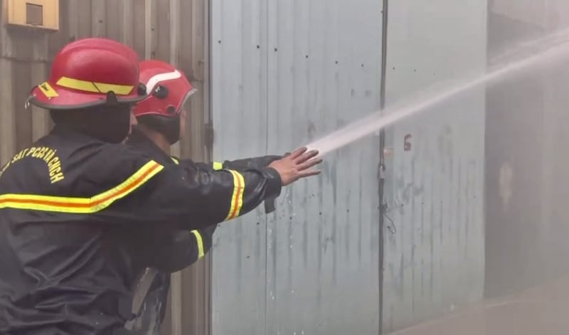 أخمدت نحو 200 ضابط وجندي حريقا اندلع في سريتين في زقاق عميق -1