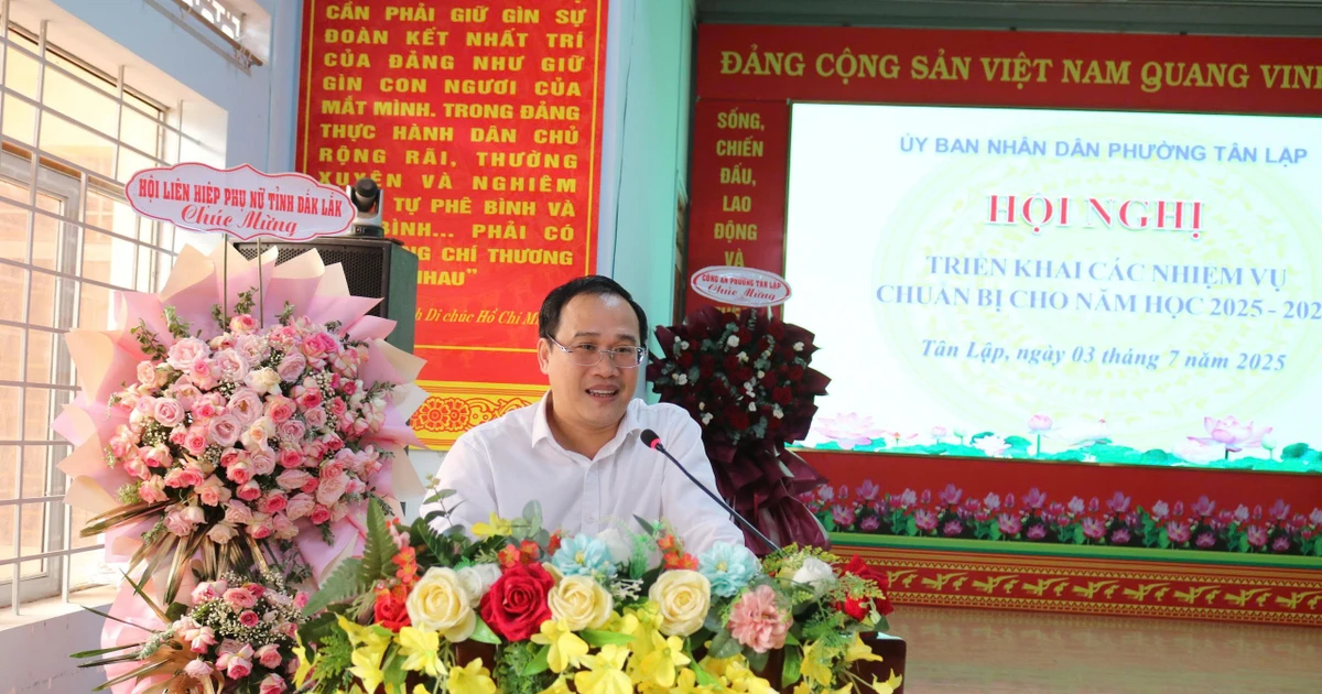 ប្រធានគណៈកម្មាធិការប្រជាជនក្នុងសង្កាត់ Dak Lak បើក 'បណ្តាញទូរស័ព្ទបន្ទាន់' ទាក់ទងនឹងវិស័យអប់រំ