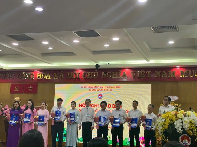 Bổ nhiệm 54 trưởng, phó phòng ban của Sở GD-ĐT TP.HCM - Ảnh 1.