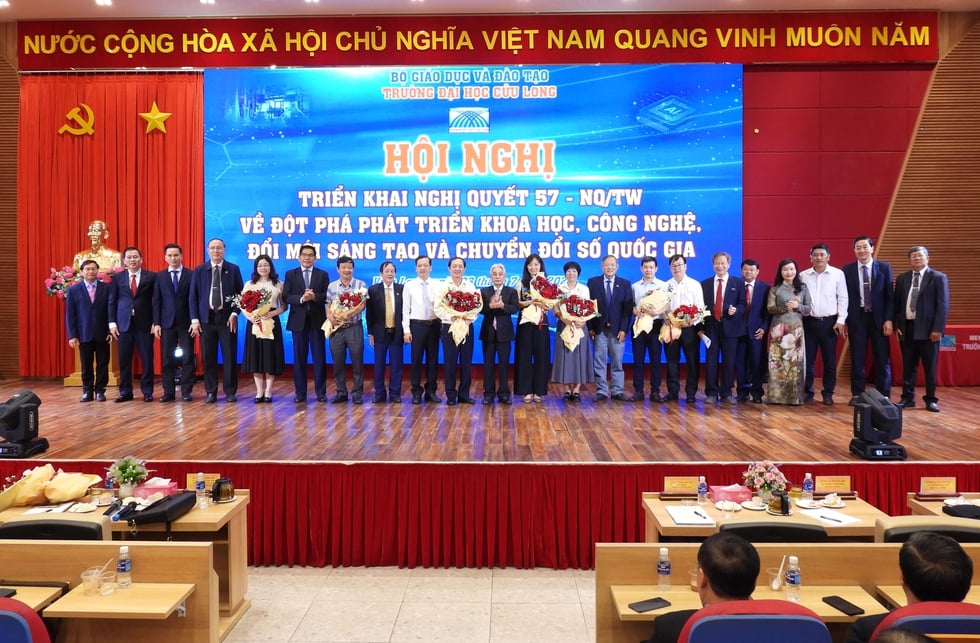 Đẩy mạnh khoa học, công nghệ và chuyển đổi số trong trường ĐH- Ảnh 3.