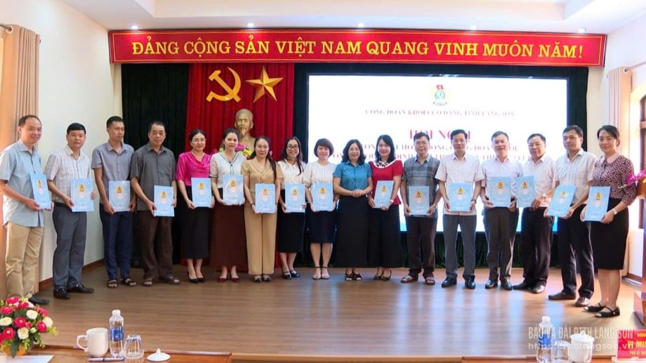 Chủ tịch Công đoàn Khối các cơ quan Đảng tỉnh trao Quyết định giải thể và kết thúc hoạt động cho đại diện 18 công đoàn  cơ sở khối cơ quan hành chính, đơn vị sự nghệp trực thuộc Công đoàn Khối các cơ quan Đảng tỉnh