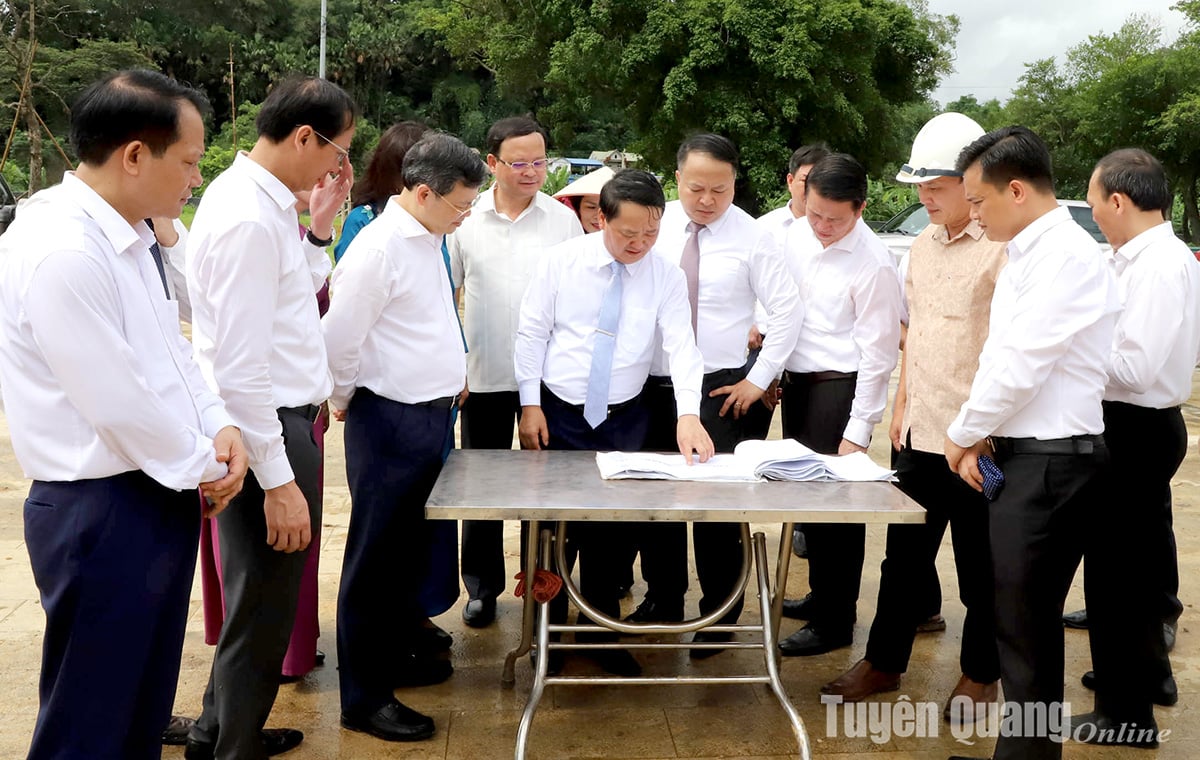 Le secrétaire provincial du Parti, Hau A Lenh, a inspecté la planification et l'architecture du projet de construction du monument de l'Oncle Ho à Tan Trao. Photo : Van Nghi