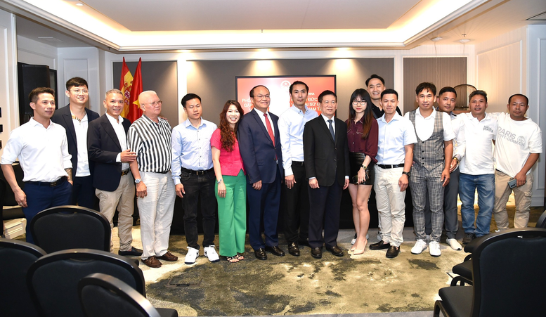 Phó Thủ tướng đề nghị Đại sứ quán Việt Nam tại Tây Ban Nha tiếp tục quan tâm, làm tốt hơn nữa công tác người Việt Nam ở nước ngoài, hỗ trợ bà con hội nhập tốt vào xã hội sở tại, đoàn kết, phát triển mạnh mẽ hơn nữa, xây dựng vị thế ở sở tại - Ảnh: VGP/Trần Mạnh