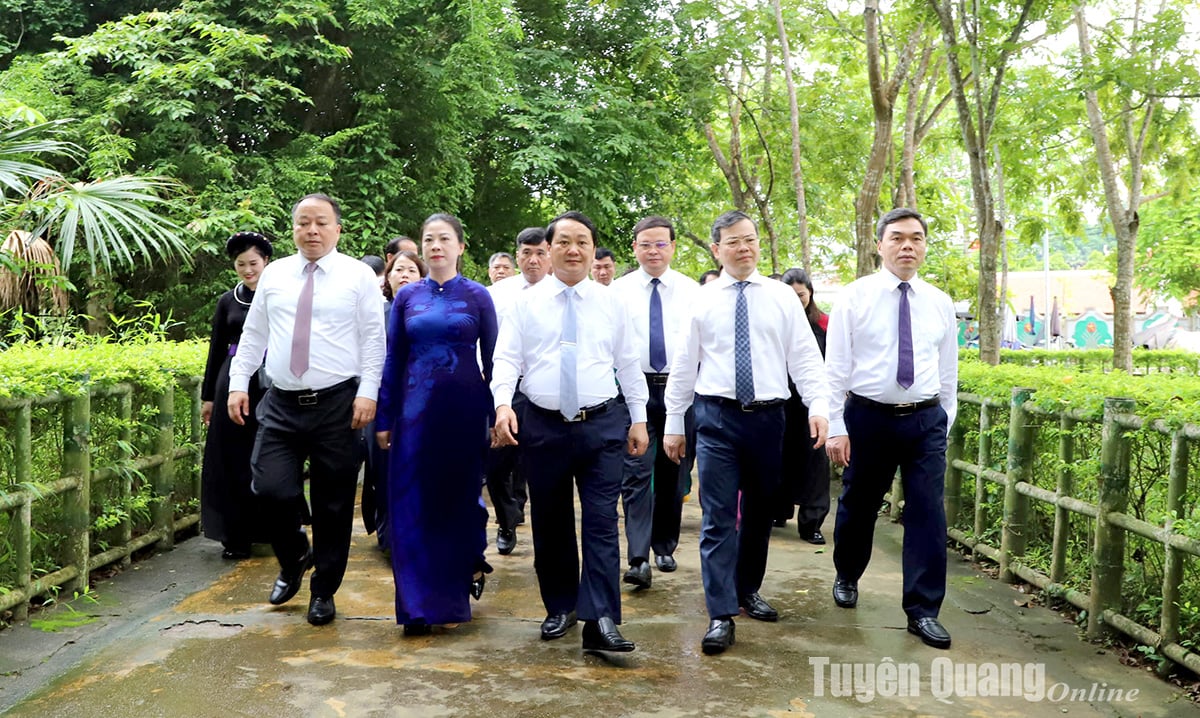 Bí thư Tỉnh ủy Hầu A Lềnh và các đồng chí lãnh đạo tỉnh thăm, dâng hương tại Khu Di tích Quốc gia Tân Trào. Ảnh: Văn Nghị