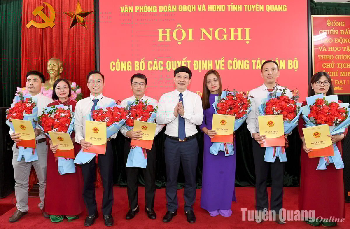 Đồng chí Nguyễn Xuân Nho, Chánh Văn phòng Đoàn ĐBQH và HĐND tỉnh trao Quyết định và tặng hoa chúc mừng các phó trưởng phòng chuyên môn thuộc Văn phòng Đoàn ĐBQH và HĐND tỉnh.