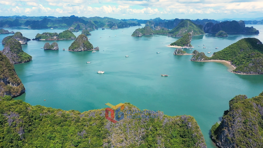 ឈូងសមុទ្រ Ha Long - បេតិកភណ្ឌធម្មជាតិពិភពលោក ដែលជានិមិត្តសញ្ញាទេសចរណ៍ឆ្នើមរបស់ខេត្ត Quang Ninh។