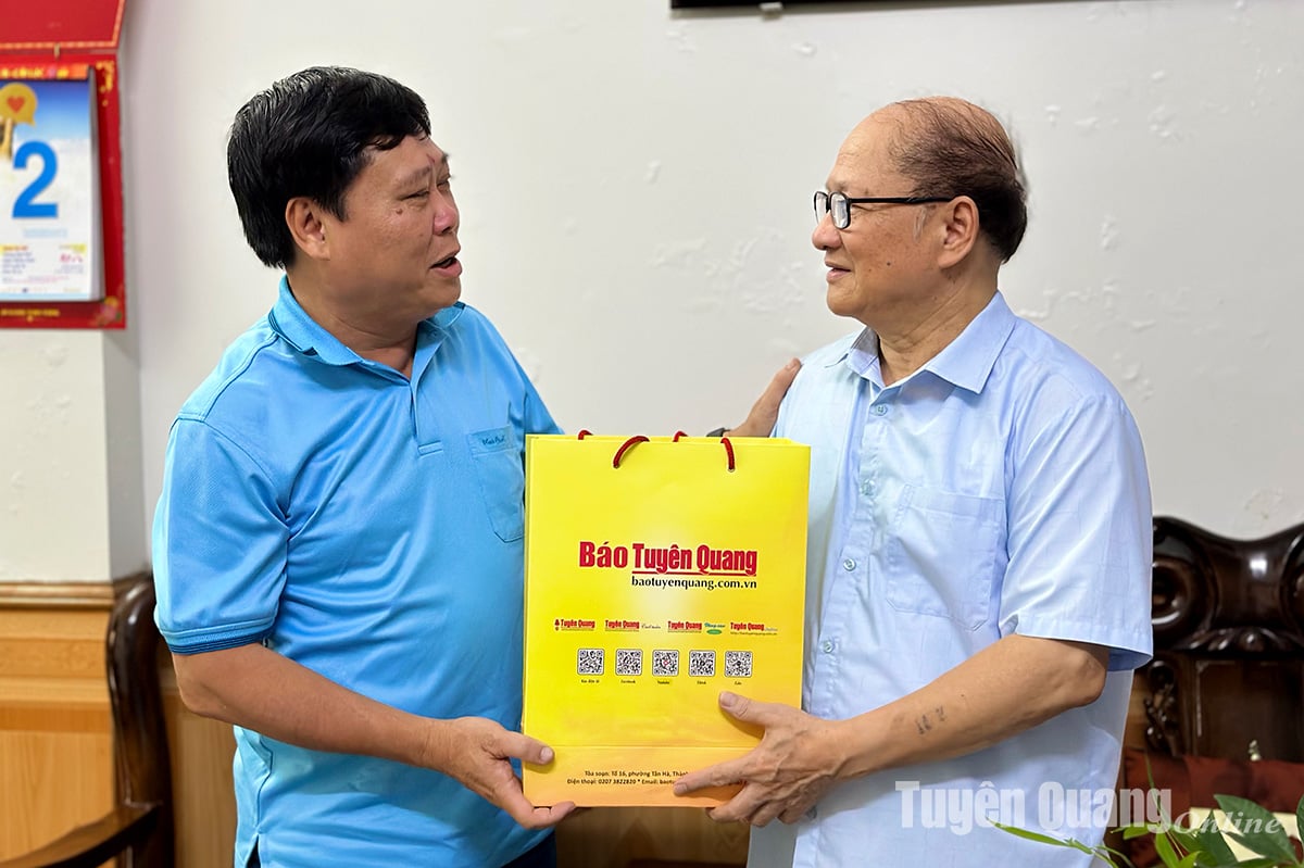 Đồng chí Mai Đức Thông thăm hỏi và tặng quà đồng chí Đặng Quang Vượng, nguyên Phó Tổng Biên tập Báo Hà Giang.