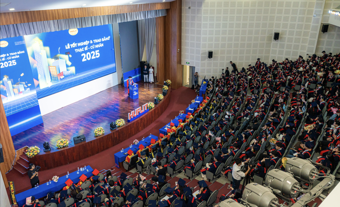 Hiệu trưởng gửi gắm tinh thần “chính trực” tới tân cử nhân- Ảnh 2.