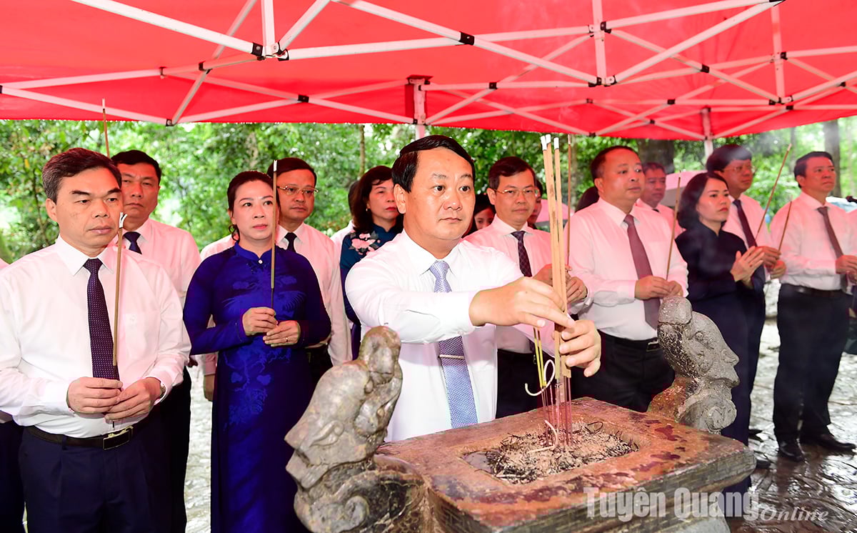Bí thư Tỉnh uỷ Hầu A Lềnh và các đồng chí lãnh đạo tỉnh dâng hương tại lán Nà Nưa.