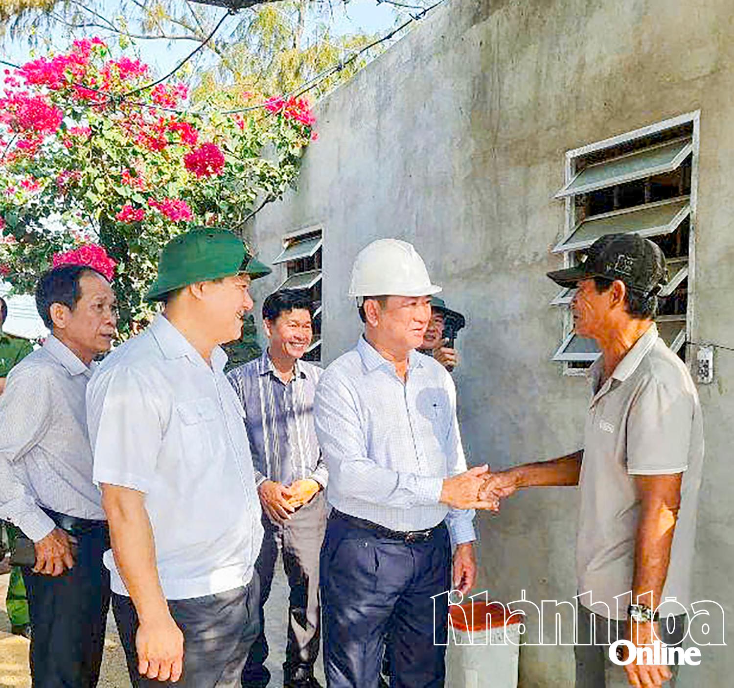 Đồng chí Trần Quốc Nam khảo sát, gặp gỡ người dân bị ảnh hưởng bởi Dự án Nhà máy Điện hạt nhân Ninh Thuận 1 tại xã Phước Dinh.
