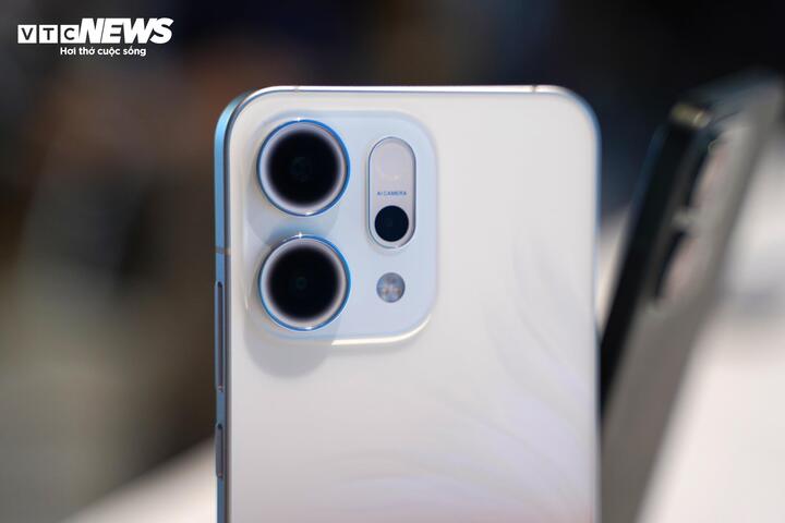 Cụm camera trên Reno 14 với 3 đèn flash thông minh. (Ảnh: Mạnh Hùng)