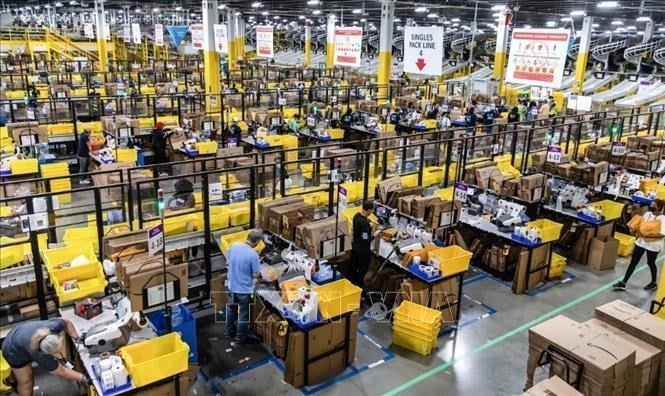 Nhân viên làm việc tại một trung tâm dịch vụ của Amazon ở Romeoville, Illinois,Mỹ. Ảnh: Getty Image/TTXVN
