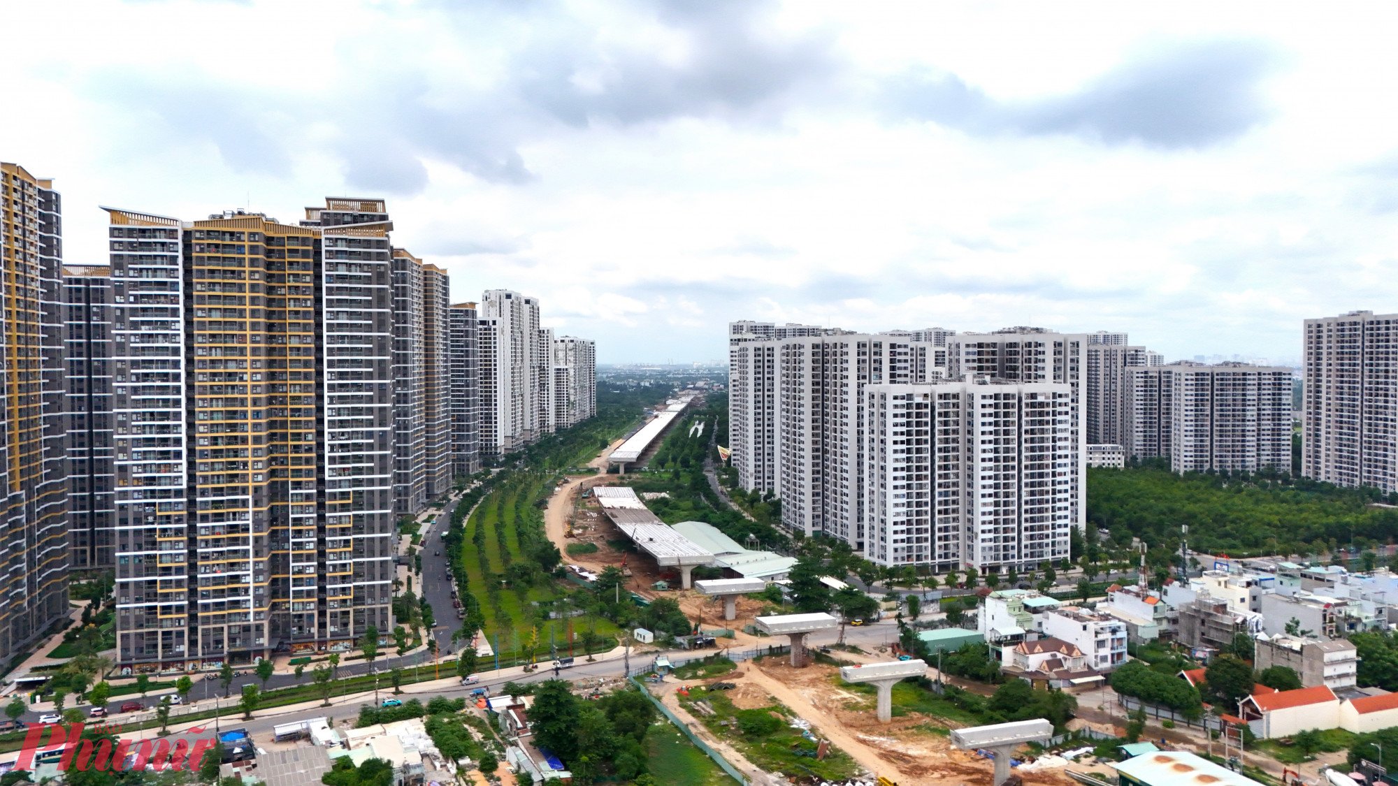 Tuyến Vành đai 3 qua TP.HCM có tổng chiều dài hơn 47 km, trong đó đoạn cầu cạn trên cao dài 14,7 km, nối từ cao tốc TPHCM – Long Thành – Dầu Giây đi qua TP Thủ Đức và kết thúc tại nút giao Tân Vạn – nút giao 3 tầng phức tạp, lớn nhất của toàn tuyến.