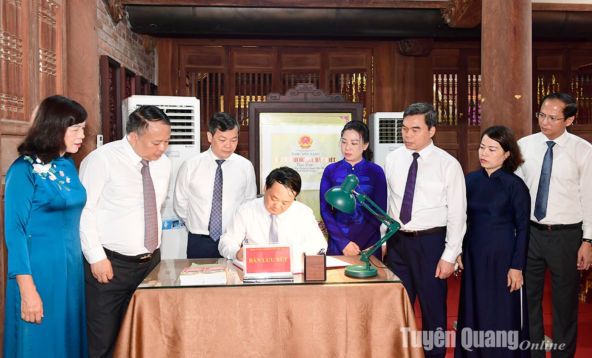 Bí thư Tỉnh ủy Hầu A Lềnh ghi sổ lưu bút tại Khu tưởng niệm Chủ tịch Hồ Chí Minh và các vị tiền bối Cách Mạng.