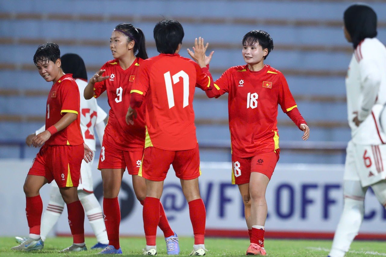Vòng loại giải Bóng đá nữ châu Á 2026: Thắng đậm UAE, Đội tuyển nữ Việt Nam vững ngôi đầu bảng E - Ảnh 1.