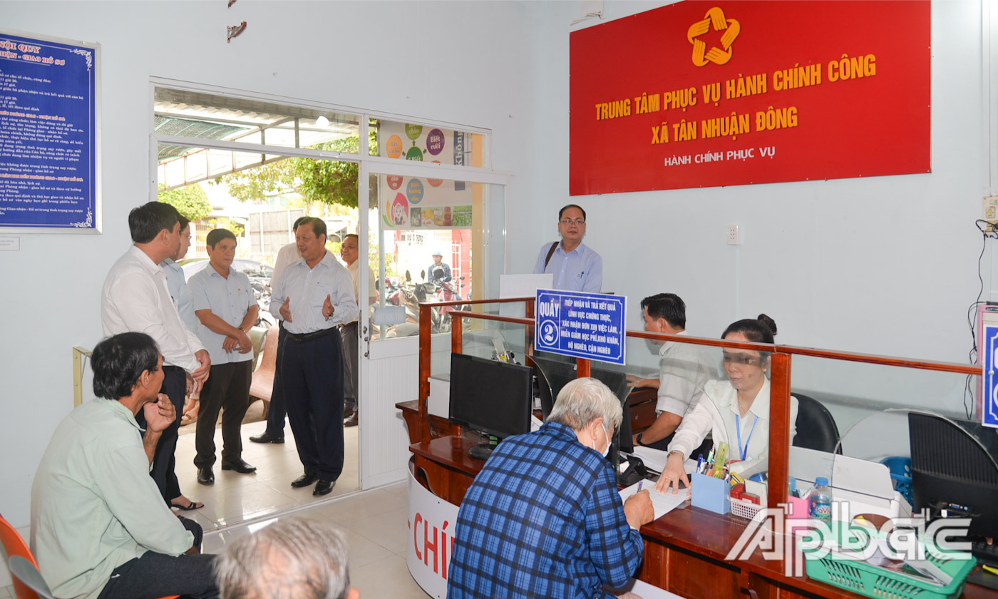 The delegation went on a field trip to Tan Nhuan Dong Commune Administrative Center.
