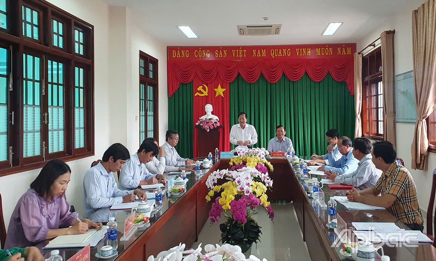 Đồng chí Phan Văn Hợp làm việc tại xã Tân Phú Đông