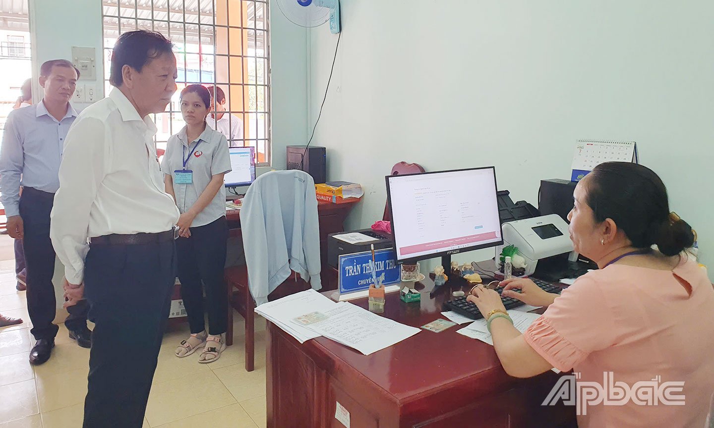 Đồng chí Phan Văn Hợp kiểm tra tình hình hoạt động Trung tâm hành chính công xã Tân Thới