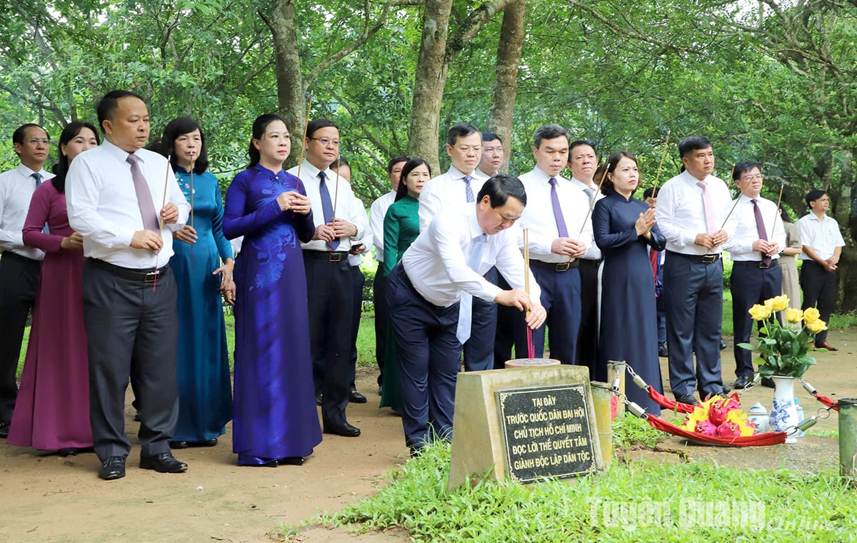 Bí thư Tỉnh ủy Hầu A Lềnh và các đại biểu dâng hương tại Đình Tân Trào. Ảnh: Văn Nghị